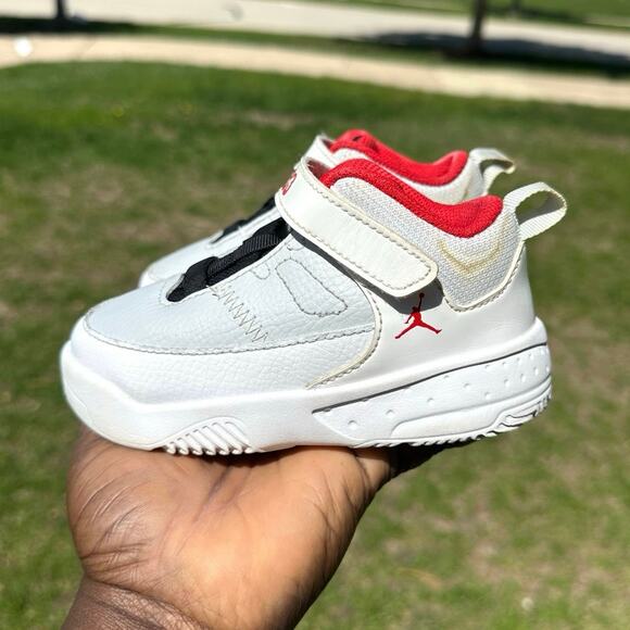 Jordan Max Aura 3 Toddler Athletic Shoes Size 8 White University Red - Picture 12 of 13